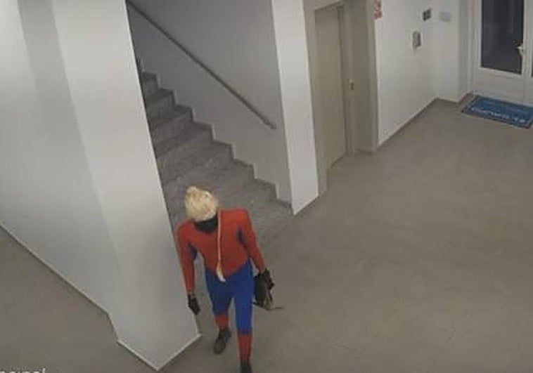 Imagen del robo captada por las cámaras de seguridad del bar.