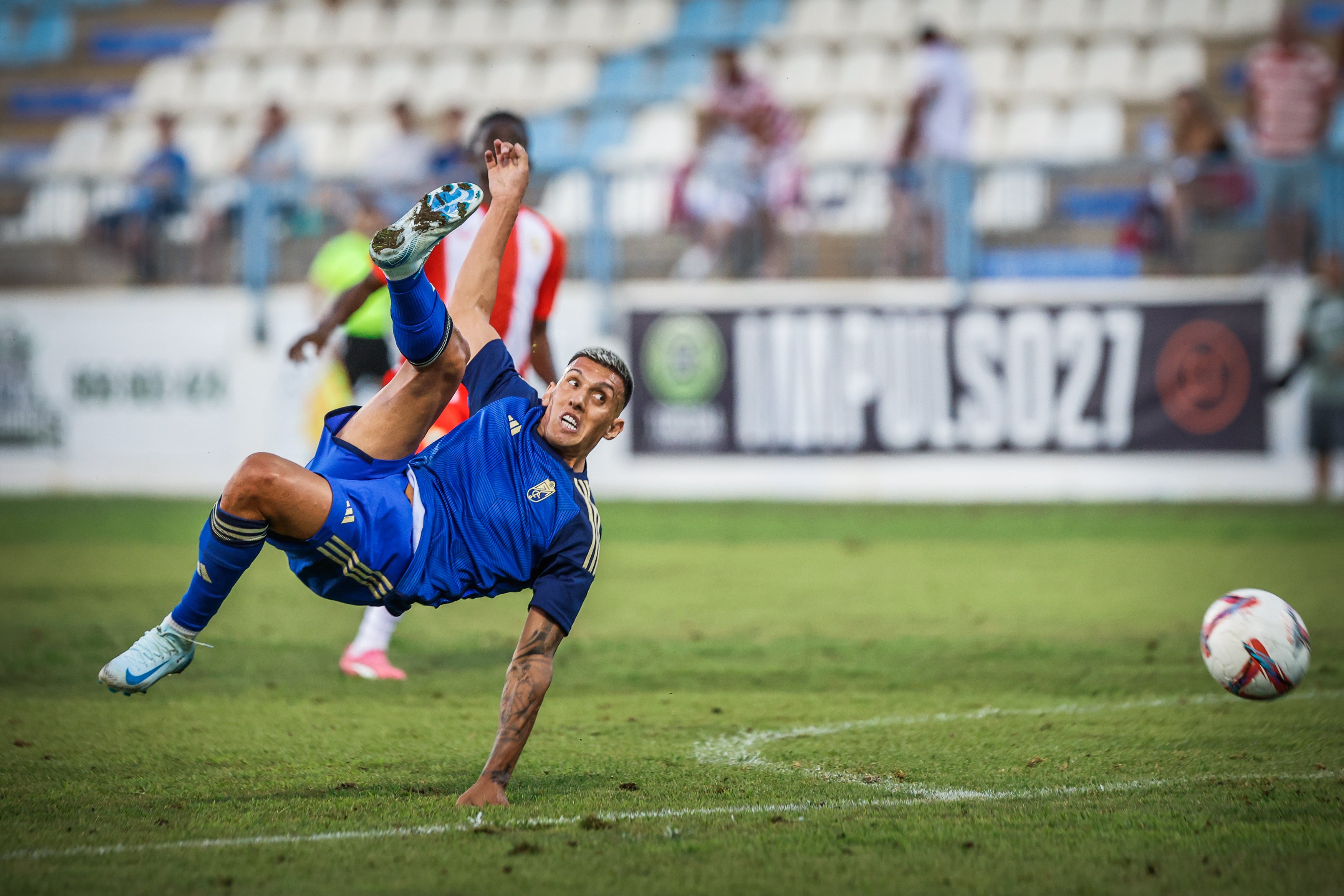 Myrto Uzuni remata acrobáticamente frente al Almería esta pretemporada.