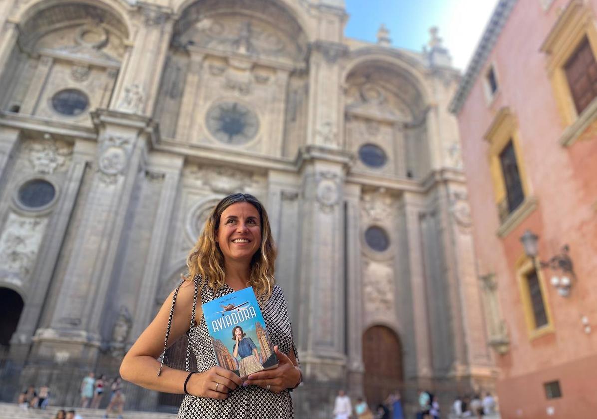 Virginia Llera, con un ejemplar de 'Aviadora', junto a la Catedral de Granada.