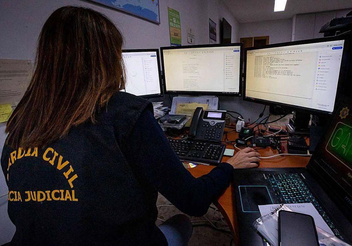 Una investigadora de la Guardia Civil analiza estafas cometidas por internet.