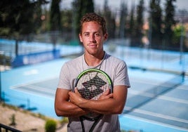 Roberto Carballés posa con su raqueta en la Real Sociedad de Tenis de Granada.