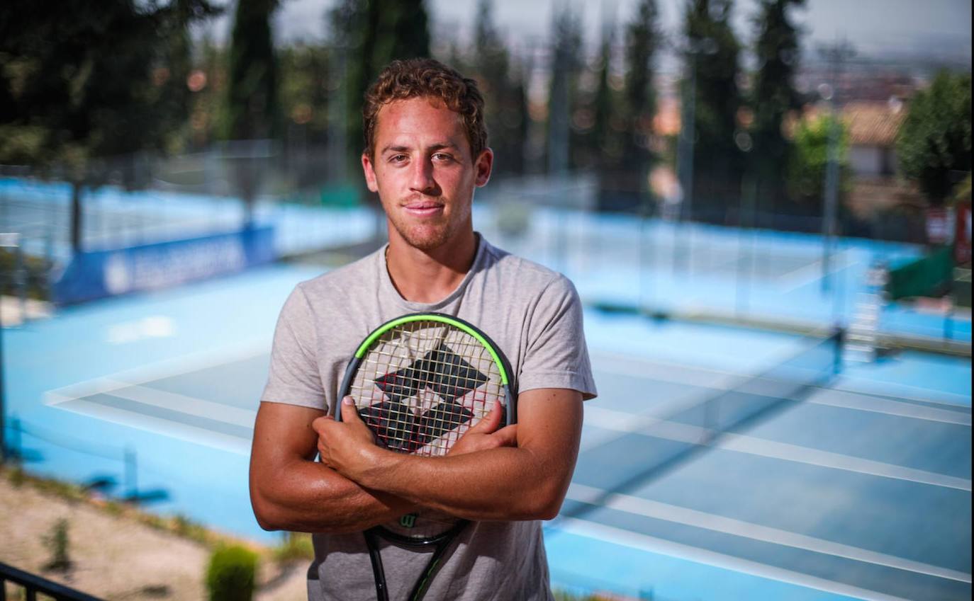 Roberto Carballés posa con su raqueta en la Real Sociedad de Tenis de Granada.