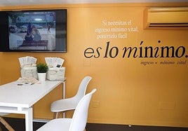 Vista interior de un autobús informativo del Ingreso Mínimo Vital