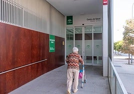 Una paciente accede al centro de salud Albayda-La Cruz de Granada..