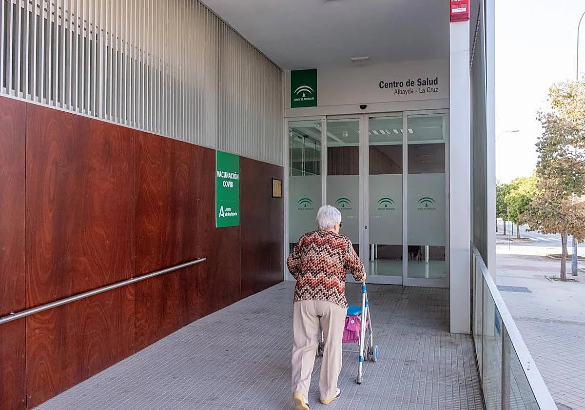 Una paciente accede al centro de salud Albayda-La Cruz de Granada..