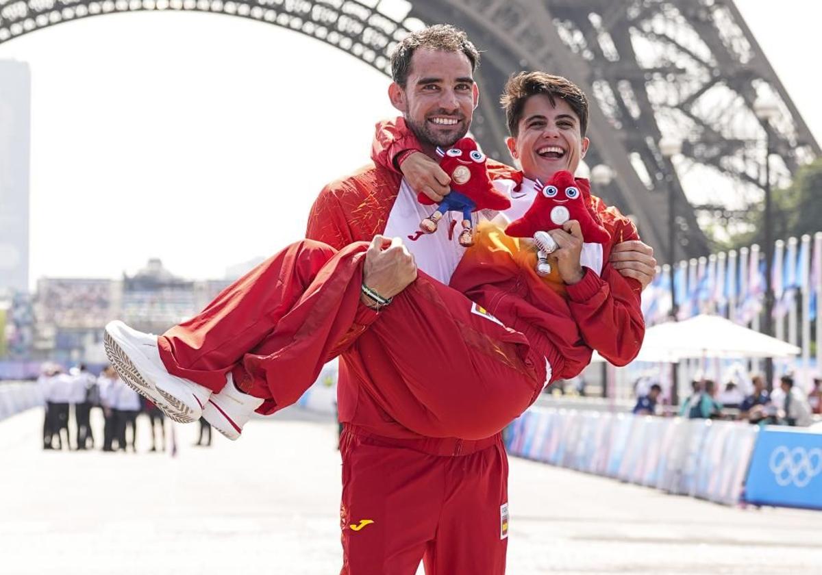 Álvaro Martín y María Pérez celebran juntos sus medallas en la prueba individual bajo la Torre Eiffel.