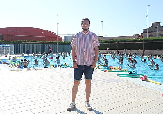 El concejal de Deportes Francisco Javier Lozano en la piscina municipal