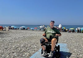 Ernesto en la pasarela de la playa de La Herradura.
