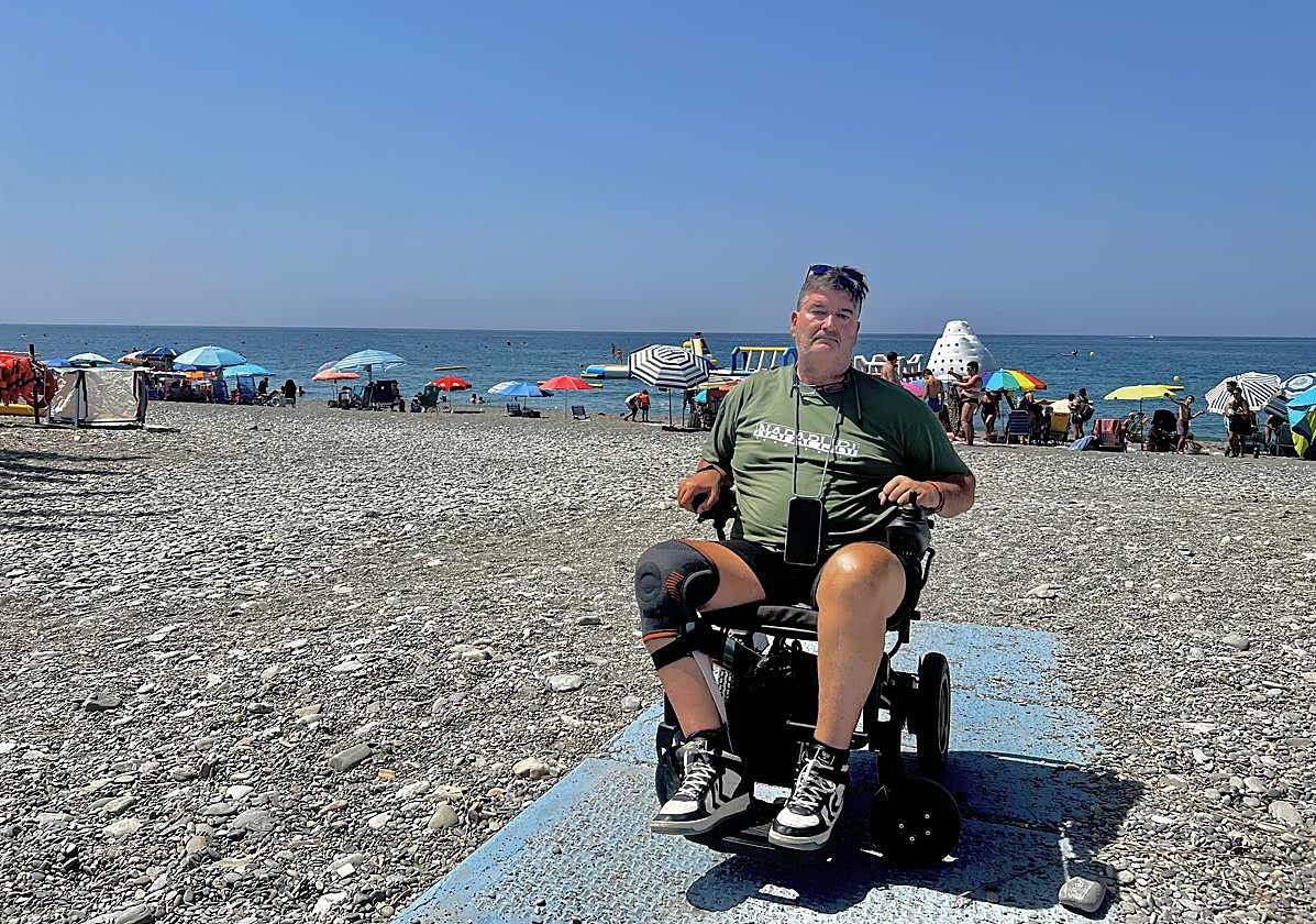 Ernesto en la pasarela de la playa de La Herradura.