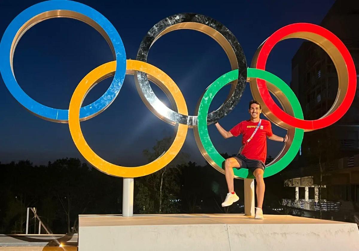 Alberto Amezcua posa con los anillos olímpicos en París.