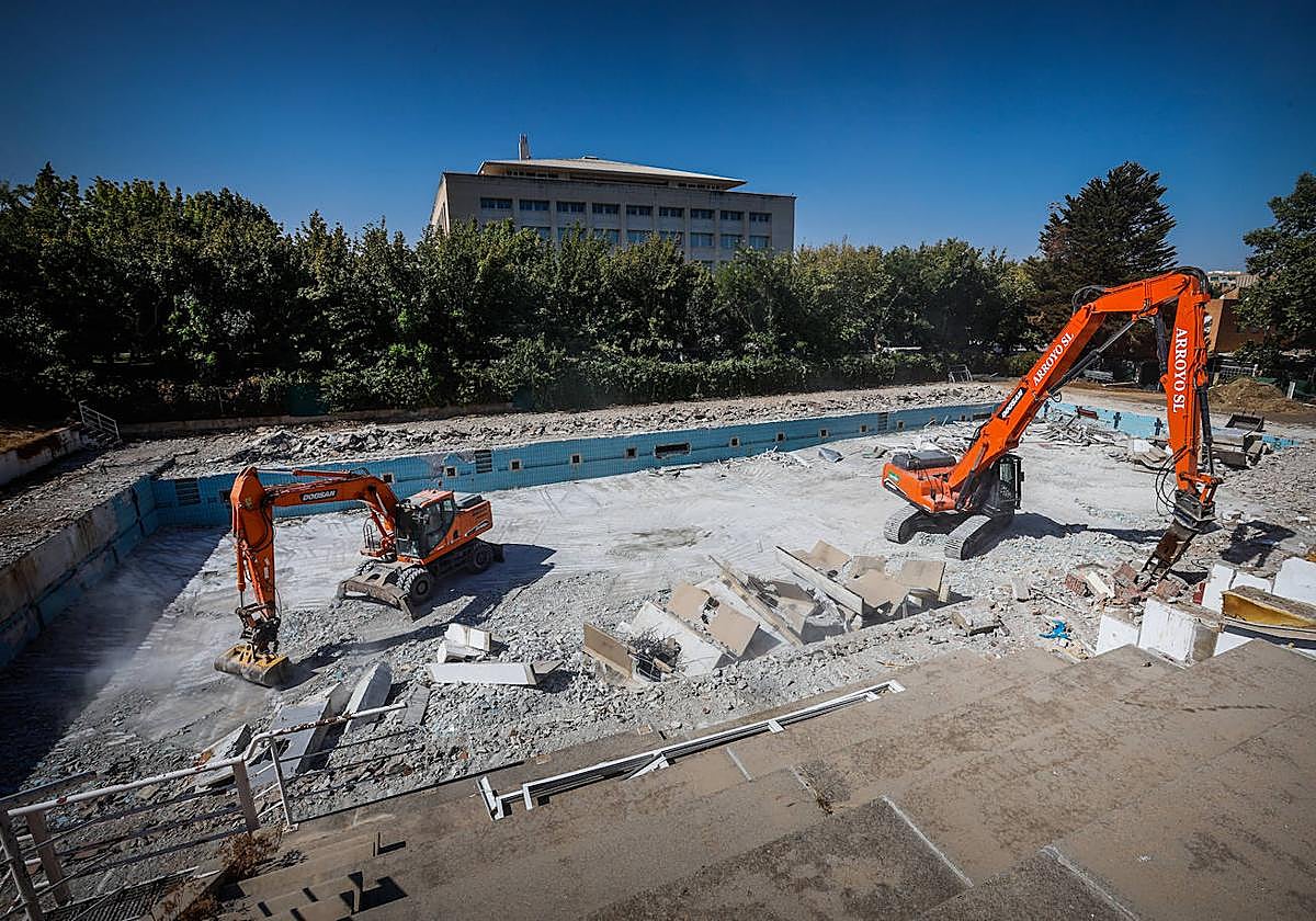 Fase de demolición de la piscina de Fuentenueva