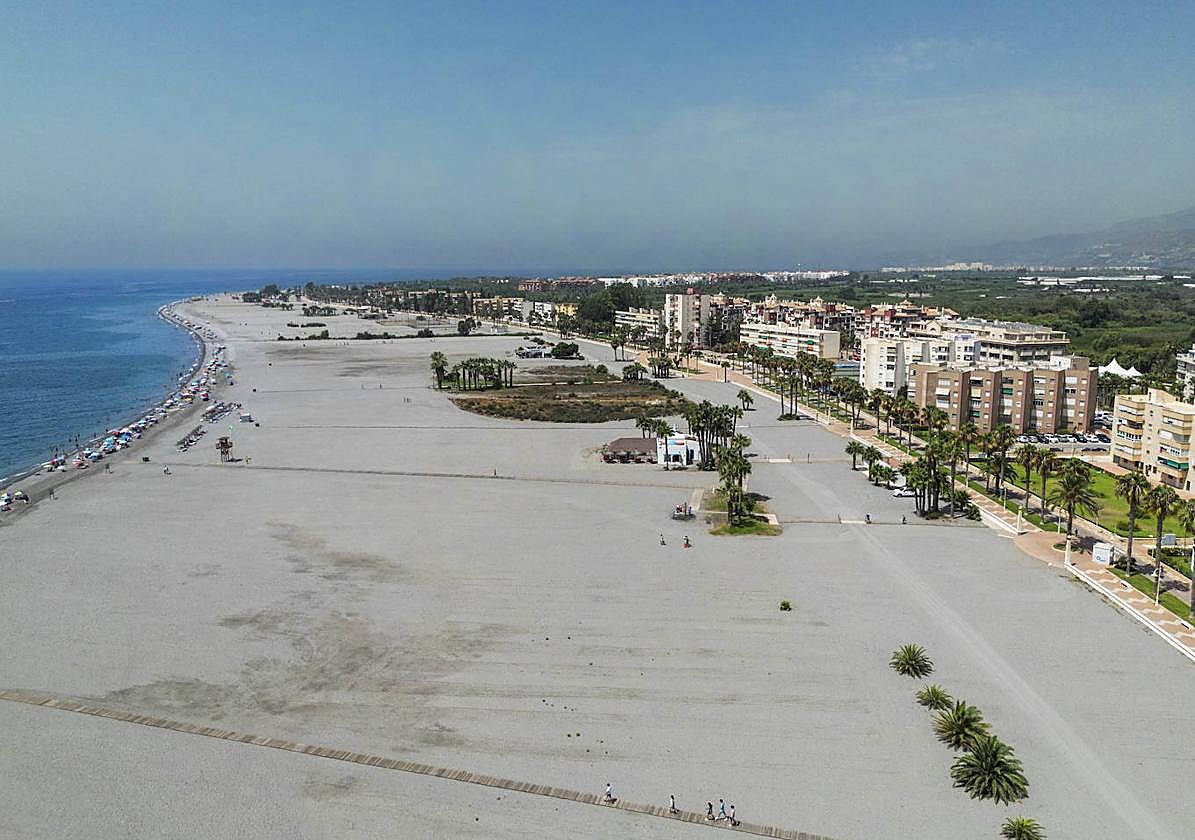 Imagen aérea de Playa de Poniente esta semana.