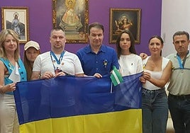 En el centro, el portavoz de JM+, en el acto de ayer de recepción a los menores ucranianos.