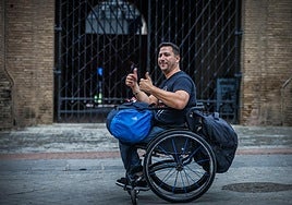 José Antonio Martín posa en la Plaza de Toros de Granada en el receso de su viaje por América.