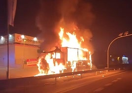 El camión en llamas en el polígono Sierra Elvira, en Atarfe.