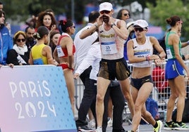 La orcense María Pérez inicia el relevo mixto de París 2024 en la Plaza del Trocadero tras la llegada de su compañero Álvaro Martín.