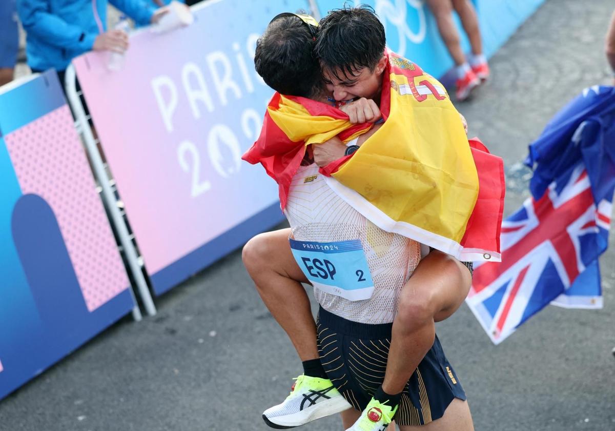 Abrazo entre María Pérez y Álvaro Martín para celebrar el oro olímpico en los Juegos de París.