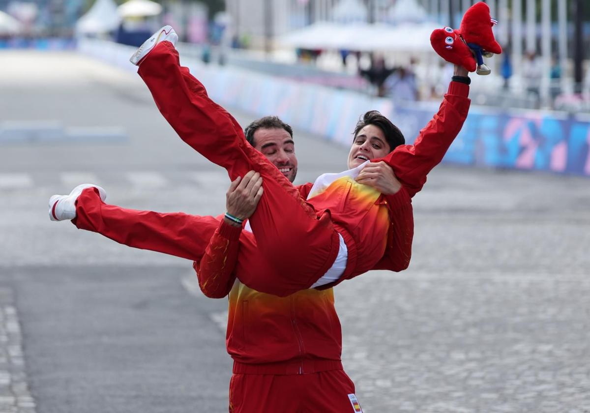 María Pérez y Álvaro Martín celebran el oro olímpico en París.