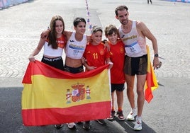 María Pérez y Álvaro Martín posan con los hijos de Ángel Vaca tras ganar el oro.