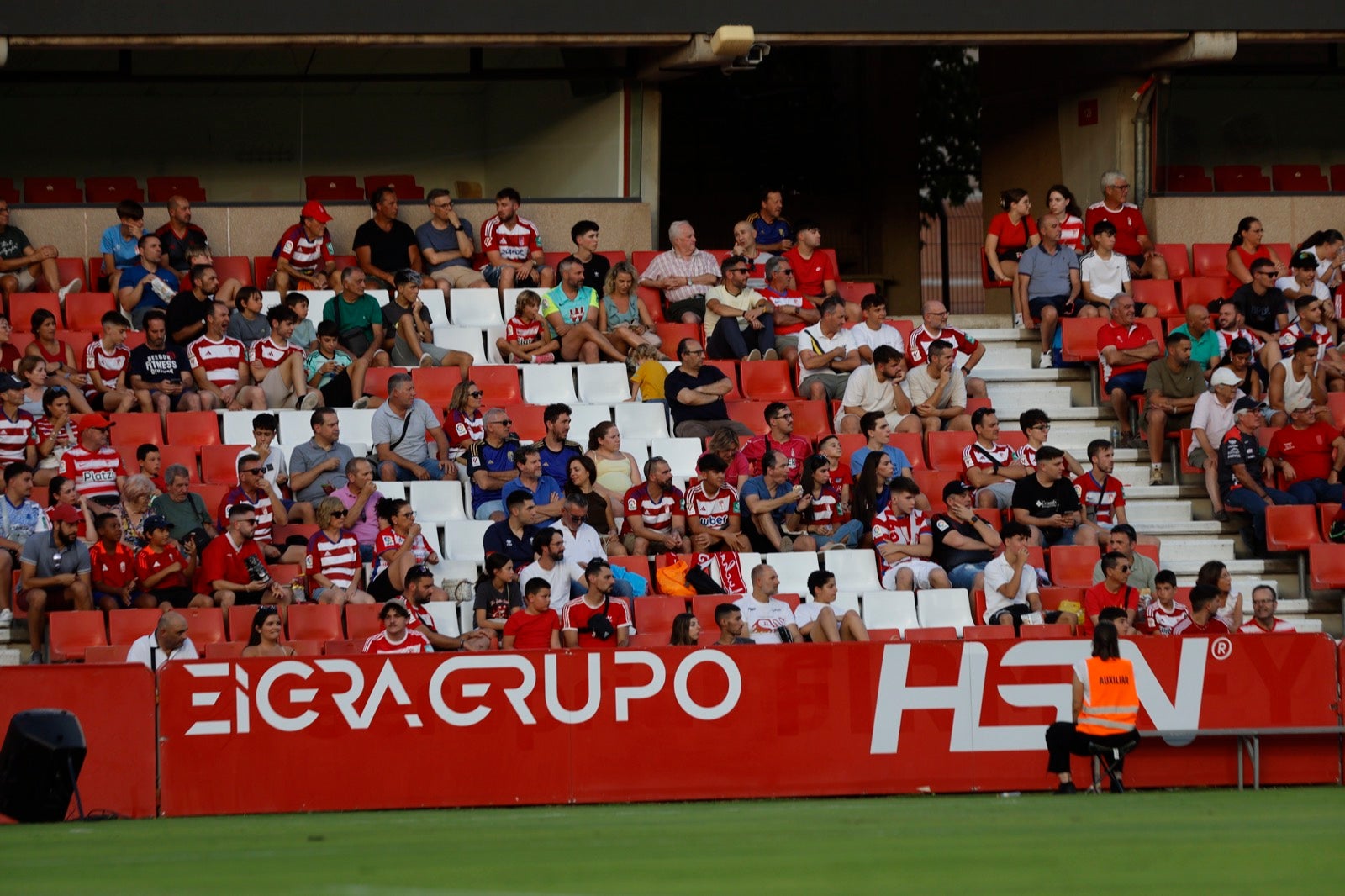 Encuéntrate en la grada en el partido de presentación del Granada