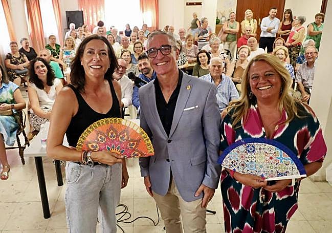 Loles López, Luis Mariano Camacho y Ángela Hidalgo, en el Centro de Participación Activa.