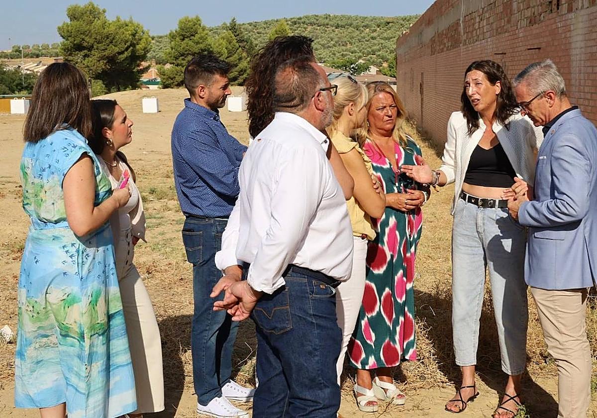 La consejera de Inclusión Social visita junto al alcalde de Bailén y otras autoridades el edificio que albergará esta residencia.