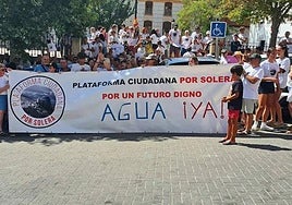 Concentración de vecinos de Solera a las puertas del Ayuntamiento de Huelma el 7 de agosto.