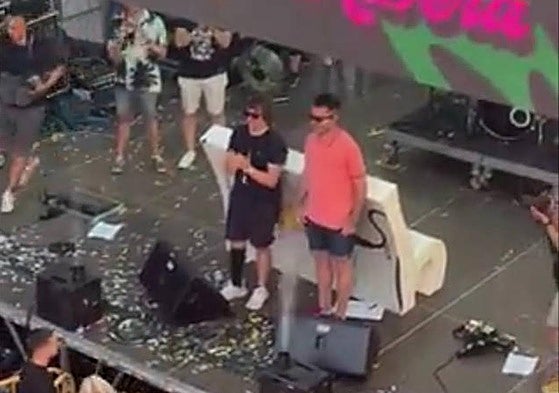 Jaime y 'Chino', de Supersubmarina, sobre el escenario de la plaza del Trigo de Aranda de Duero.