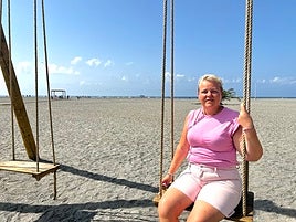 Oxana posa en los columpios gigantes de Playa Granada en Motril.