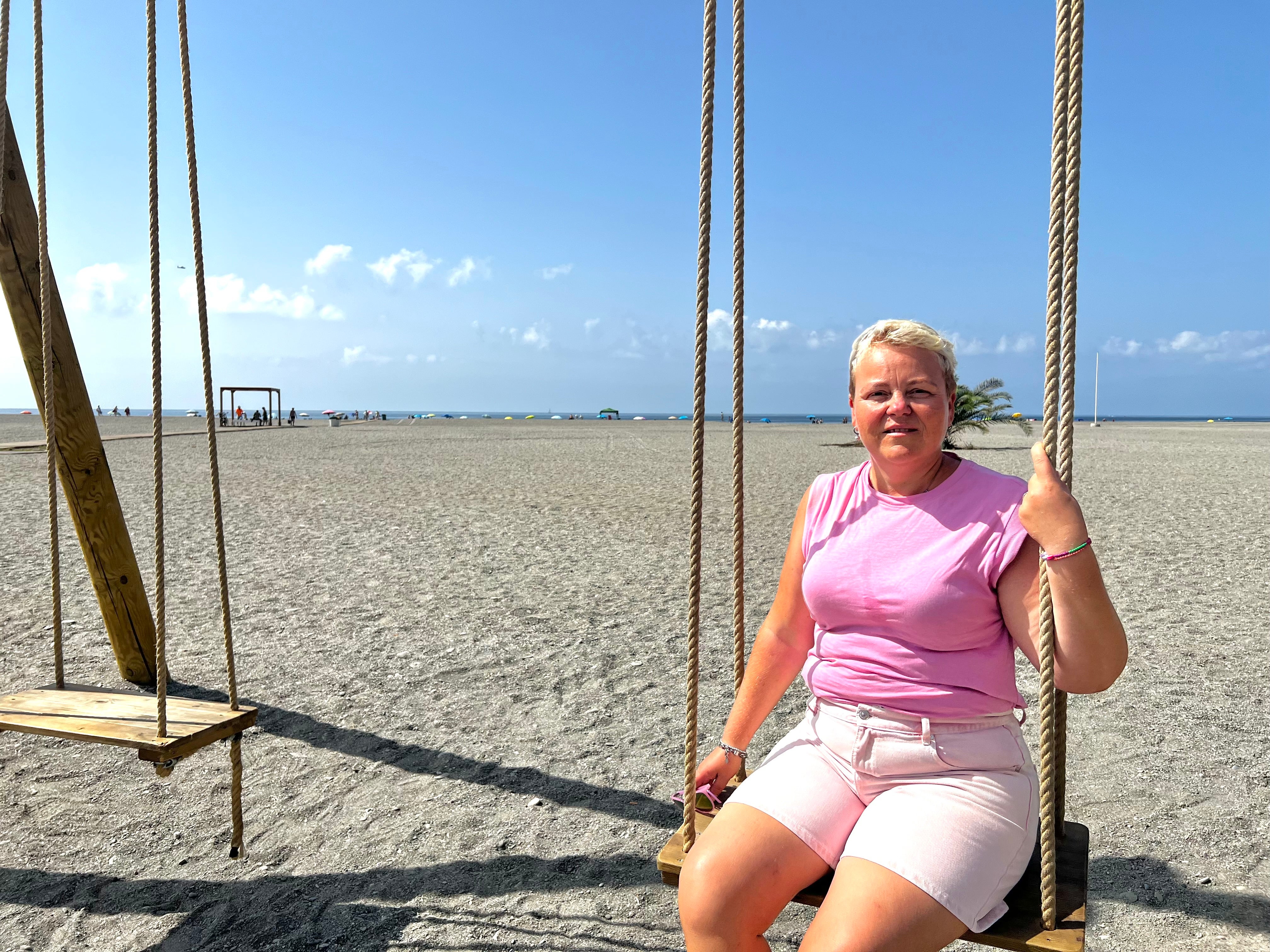 Oxana posa en los columpios gigantes de Playa Granada en Motril.