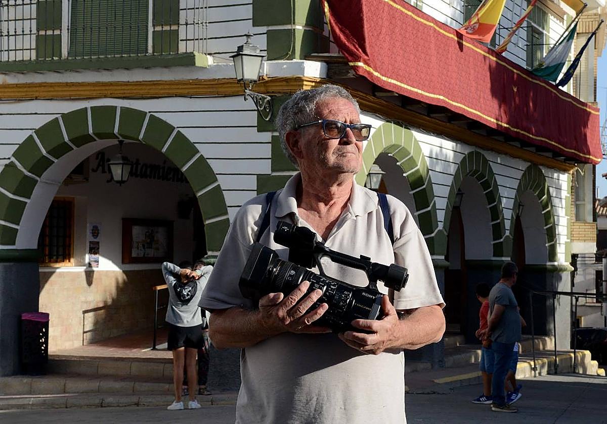 Santiago junto a su cámara en la plaza del pueblo