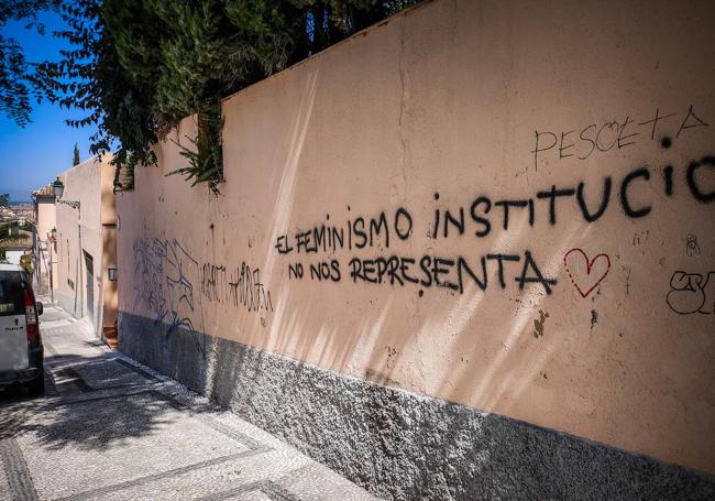 Pintadas en las paredes de un carmen en la Cuesta de Alhacaba.