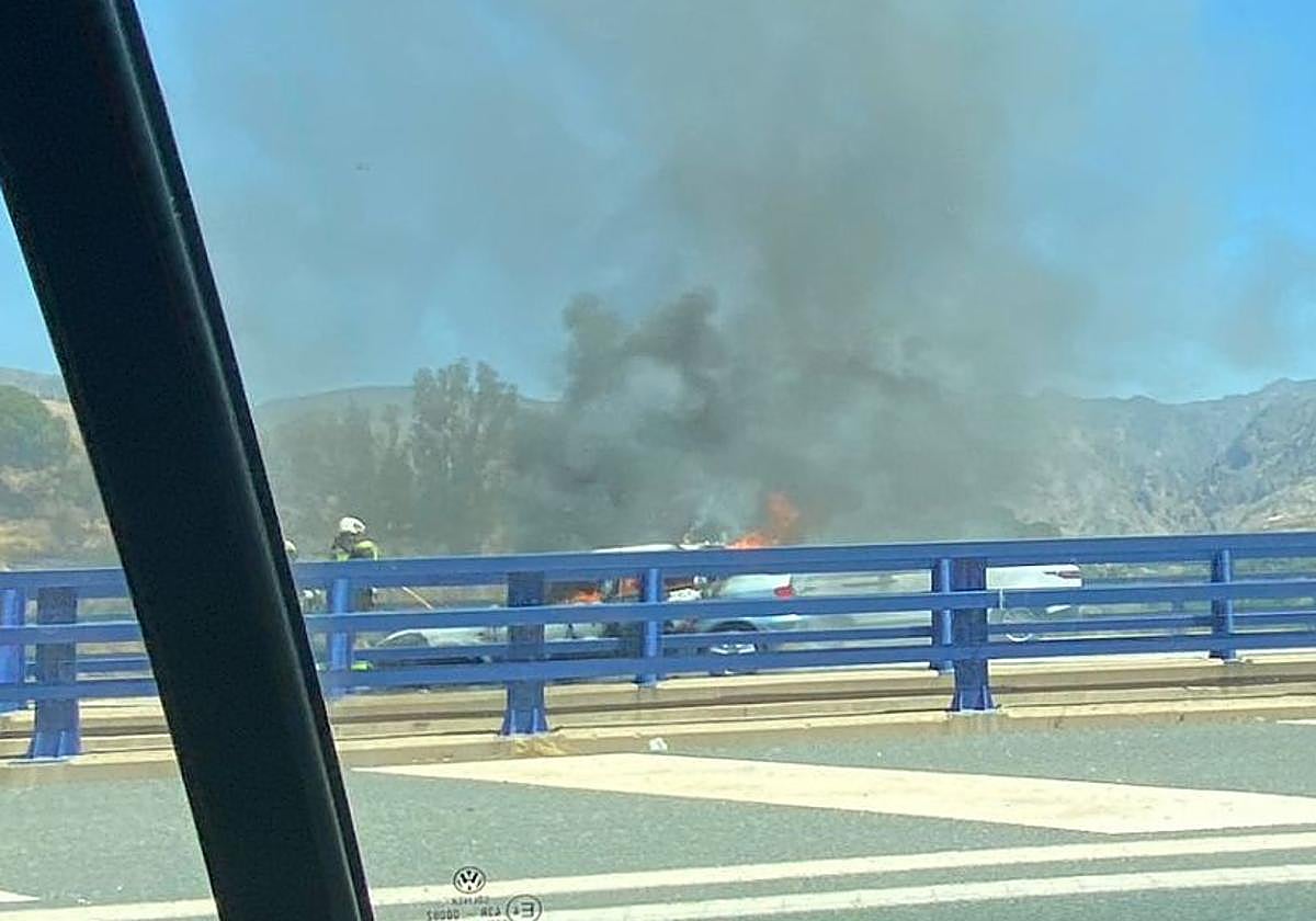 Arde un coche en el viaducto sobre el arroyo de Dúrcal