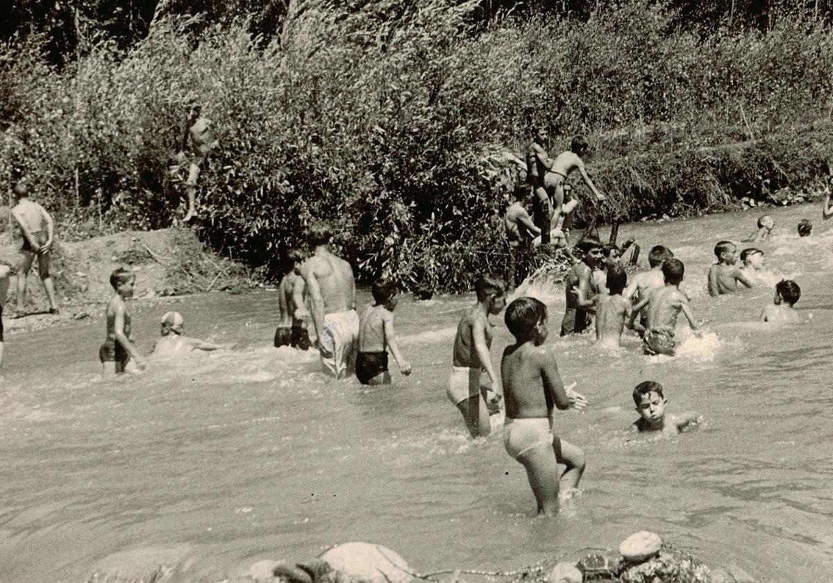 Unos niños se bañan en el río Genil un día de verano