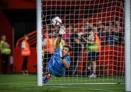 Fran Árbol detiene el penalti decisivo con el Granada ante el Al-Wehda.