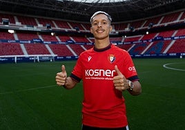 Bryan Zaragoza posa en El Sadar con su nueva camiseta.