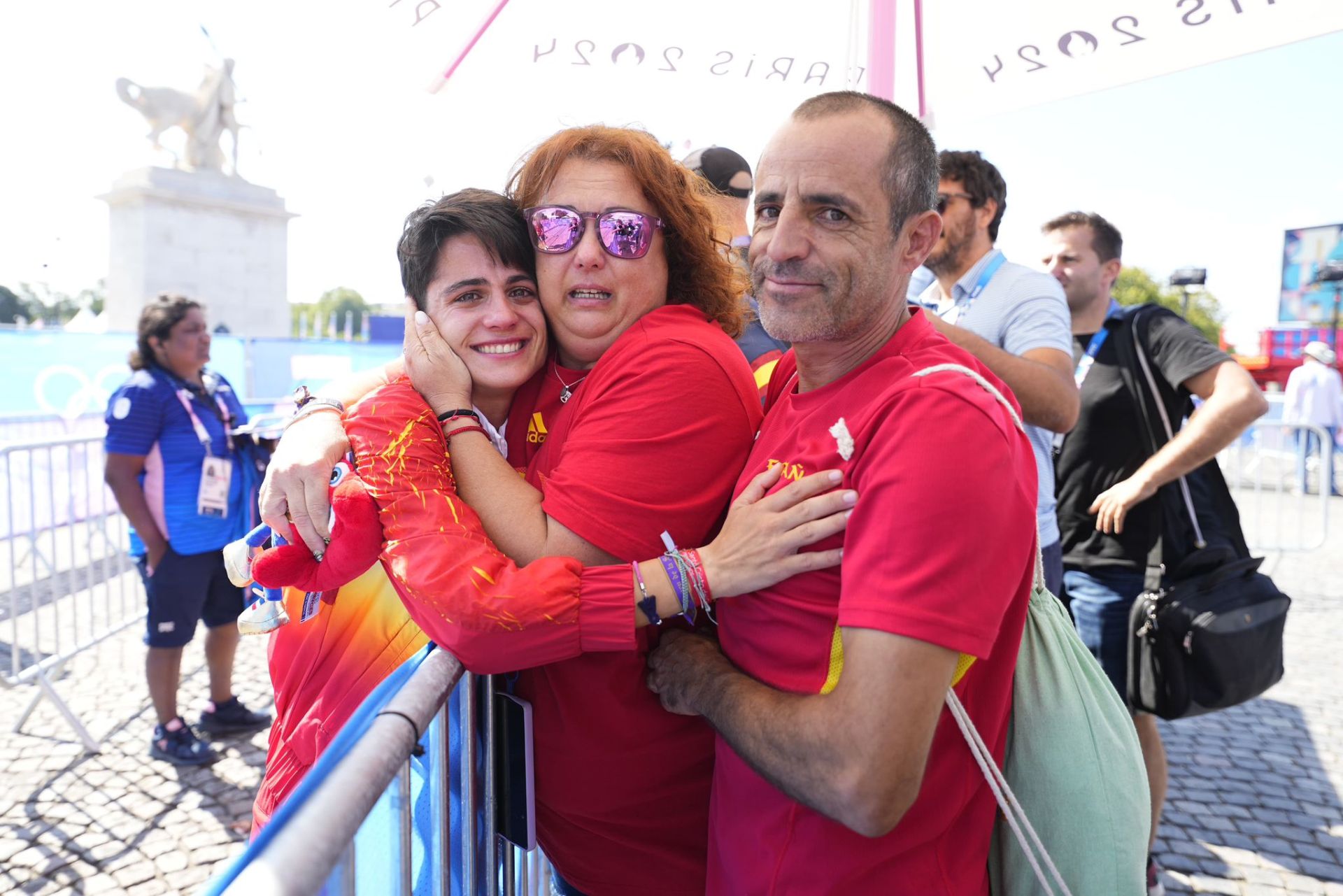 María Pérez abraza a sus padres emocionada en París.