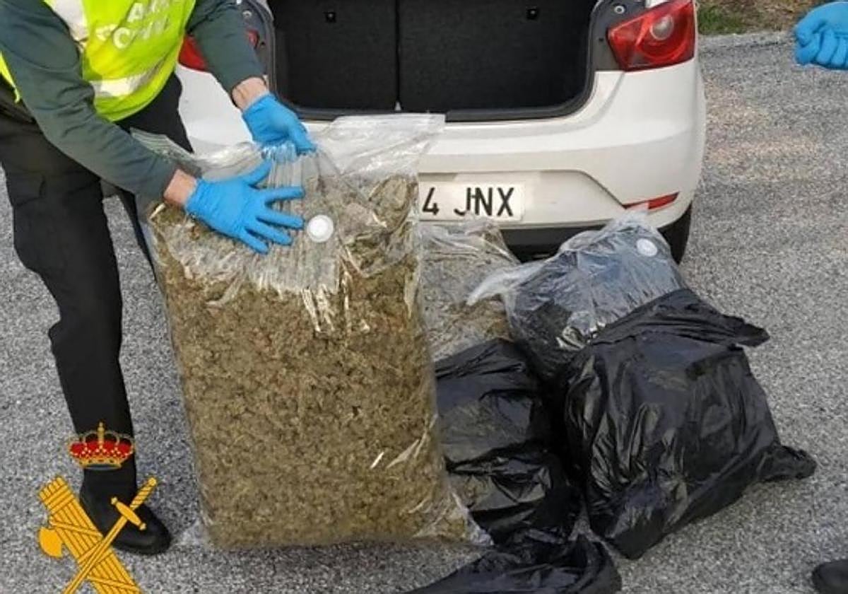 Imagen de archivo de marihuana incautada en un coche.