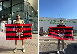 Sergi García y Agustín Ubal posan con una bandera rojinegra a su llegada a Granada.