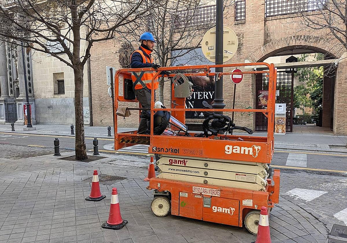 Un operario instala una de las nuevas luminarias a comienzo de año.