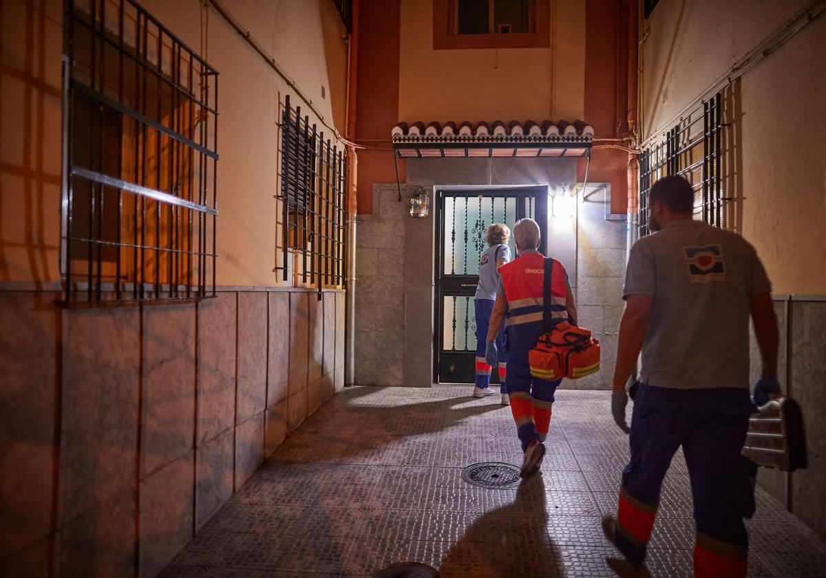 El equipo de Urgencias del centro de salud de la Chana en una visita a domicilio.