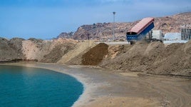 El muelle de Pechina gana terreno con tierra de las obras del AVE