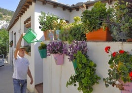 Las calles de este pueblo de Granada te enamoran con 2.500 macetas de flores