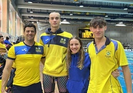 Alejandro Mateos, a la izquierda, junto a nadadores del CN Churriana.