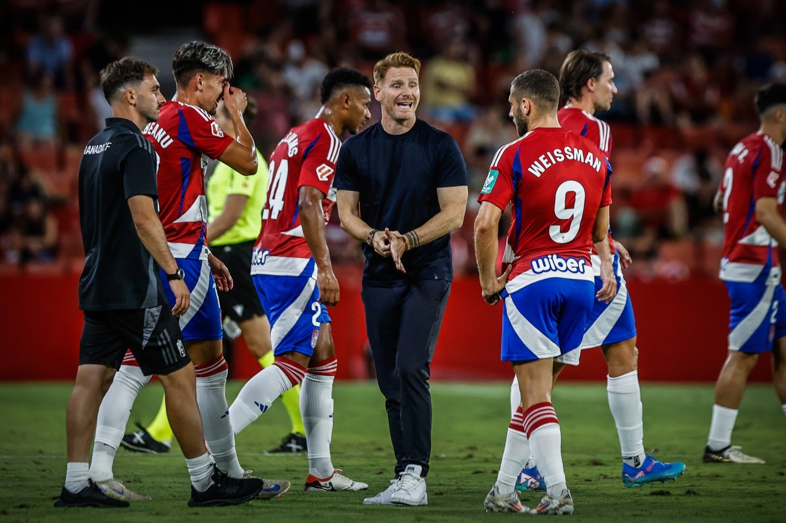 Guille Abascal da indicaciones a Shon Weissman y Theo Corbeanu durante el trofeo ante el Al-Wehda.