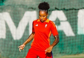 La goleadora Jujuba Cardozo, durante el calentamiento del encuentro ante el Al-Nassr.