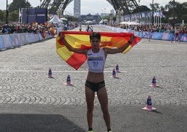 María Pérez tras ganar el oro en el relevo.