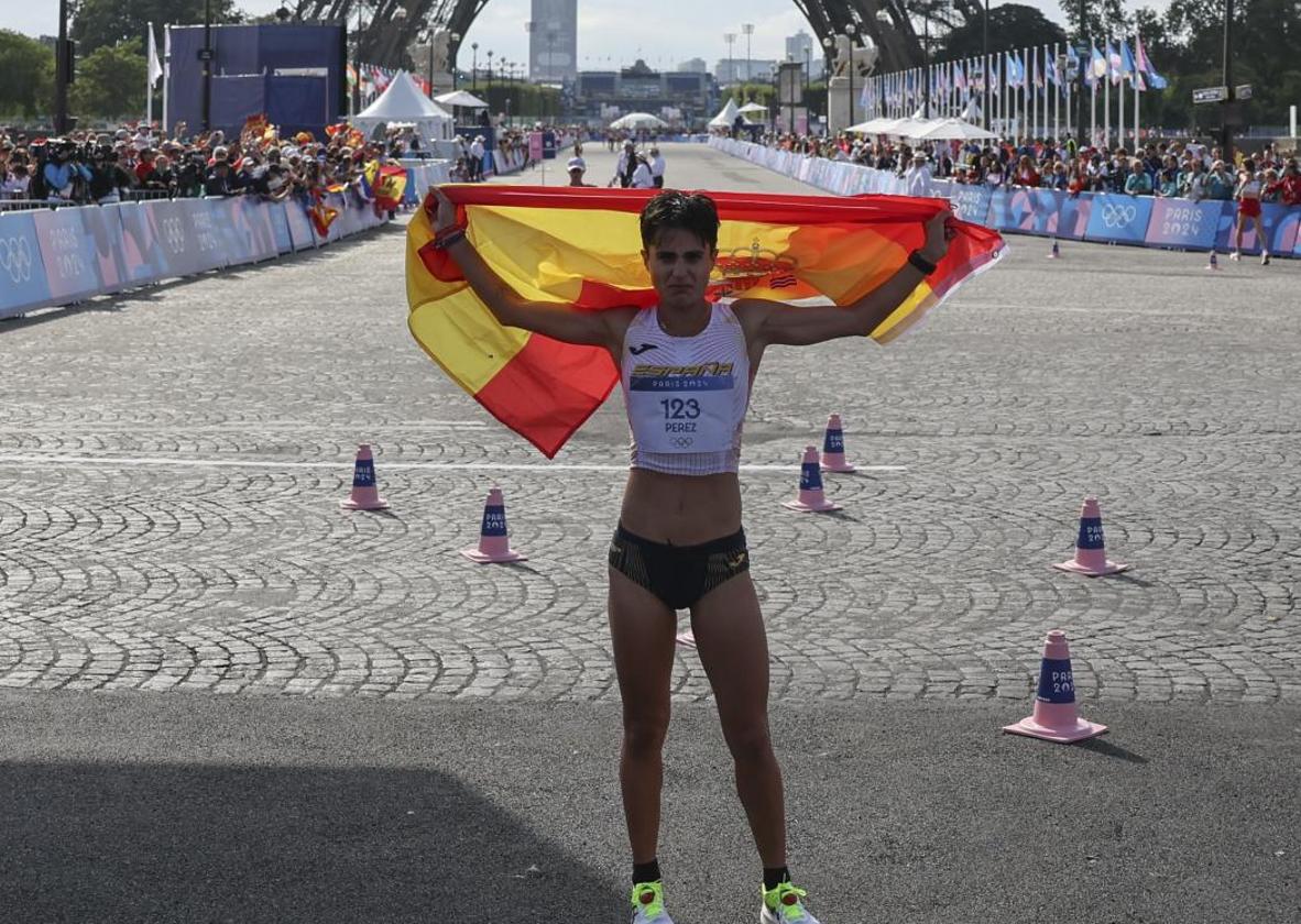 María Pérez tras ganar el oro en el relevo.