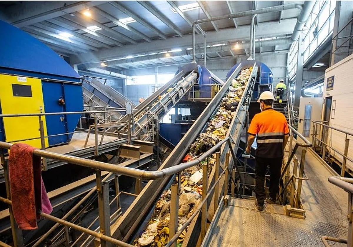 Interior de la planta de reciclaje de basuras de Alhendín.