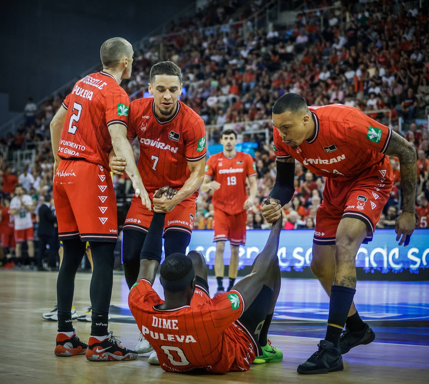 Rousselle, Bamforth, Wiley y Tomàs, al fondo, han tenido continuidad en la plantilla nazarí.